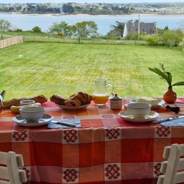 Apéritif avec la vue de la Maison d'Hôtes des Marées à Saint-Cast-Le-Guildo dans les Côtes d'Armor