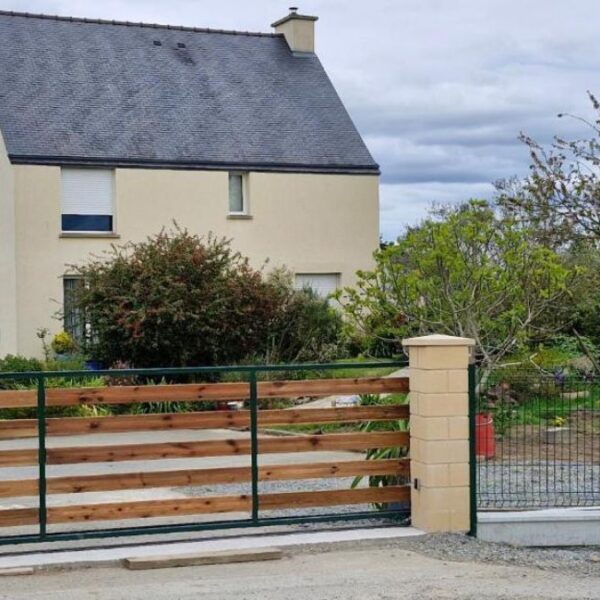 Portail d'entrée de la Maison d'Hôtes des Marées à Saint-Cast-Le-Guildo dans les Côtes d'Armor