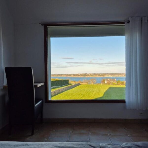 Fenêtre avec vue sur mer de la Maison d'Hôtes des Marées à Saint-Cast-Le-Guildo dans les Côtes d'Armor