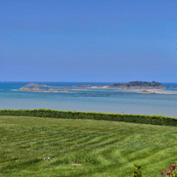 La vue de la Manche de la Maison d'Hôtes des Marées à Saint-Cast-Le-Guildo dans les Côtes d'Armor