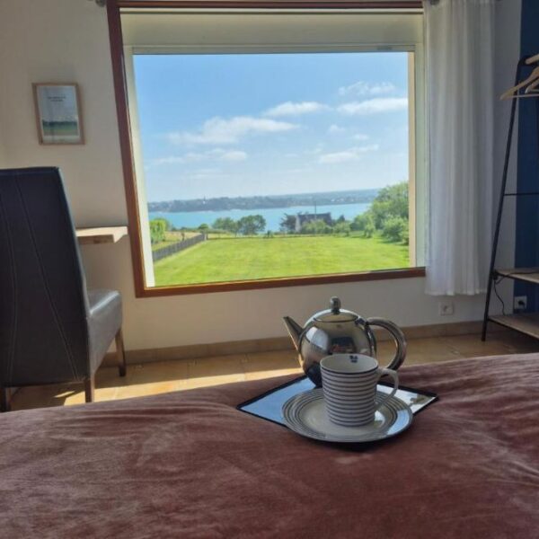 Fenêtre avec vue sur la Manche de la Maison d'Hôtes des Marées à Saint-Cast-Le-Guildo dans les Côtes d'Armor