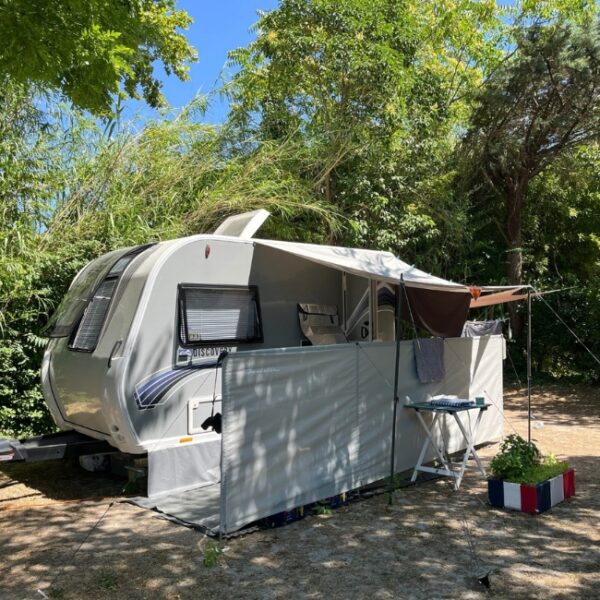 Aire de camping pour caravanes, camping-cars, tentes et van - Camping Pégomas à Saint-Rémy-de-Provence, dans les Alpilles