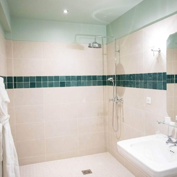 Salle de bain du Domaine de Roncemay à Chassy dans l' Yonne