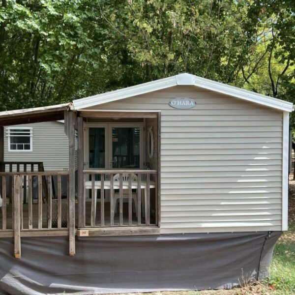 Mobil home du Camping Le Peyrolais à Saint-Julien-de-Peyrolas dans Gard