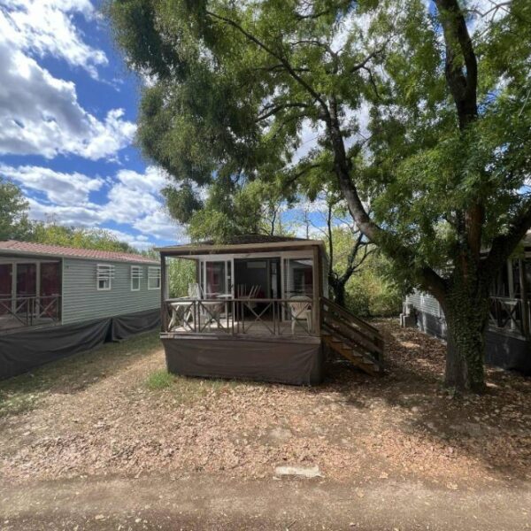 Mobil home du Camping Le Peyrolais à Saint-Julien-de-Peyrolas dans Gard