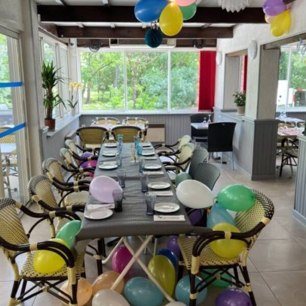 Salle de restauration du Camping Le Peyrolais à Saint-Julien-de-Peyrolas dans Gard