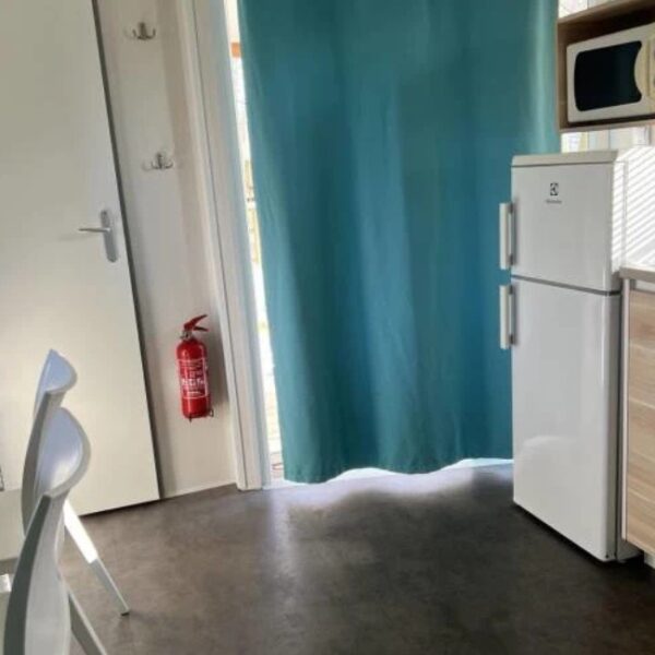 Salle de vie de mobil home du Camping Le Peyrolais à Saint-Julien-de-Peyrolas dans Gard