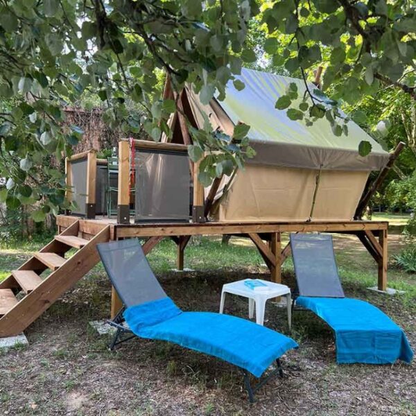 Tentes du Camping Le Peyrolais à Saint-Julien-de-Peyrolas dans Gard