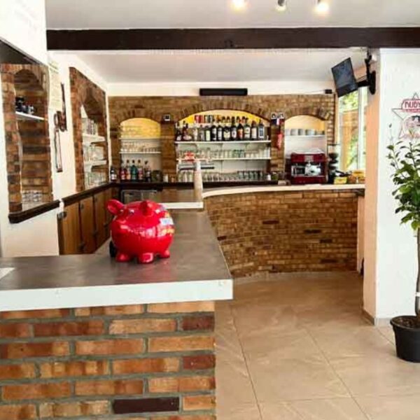 Accueil du Camping Le Peyrolais à Saint-Julien-de-Peyrolas dans Gard