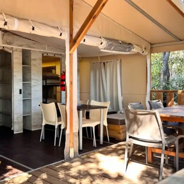 Mobil home du Camping Le Peyrolais à Saint-Julien-de-Peyrolas dans Gard