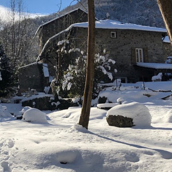 Extérieur sous la neige au Gîte La Forge d'Espy en Ariège