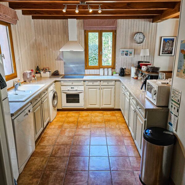 Cuisine d'un chalet du Souillac Golf & Country Club à Lachapelle-Auzac dans le Lot