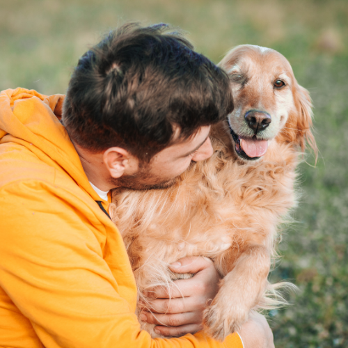 jeune homme avec son chien profite de réductions pour produits animaux