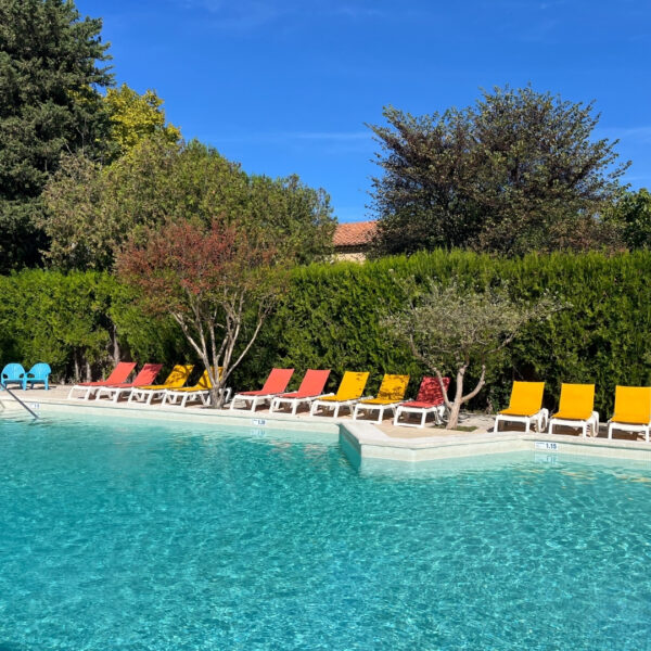 Piscine chauffée du Camping Pégomas à Saint-Rémy-de-Provence, dans les Alpilles, au cœur des Bouches-du-Rhône
