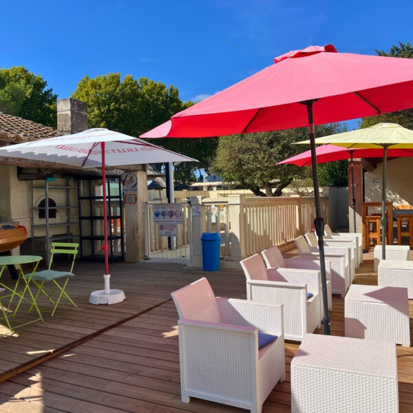 Restaurant dogfriendly du Camping Pégomas à Saint-Rémy-de-Provence, dans les Alpilles, au cœur des Bouches-du-Rhône