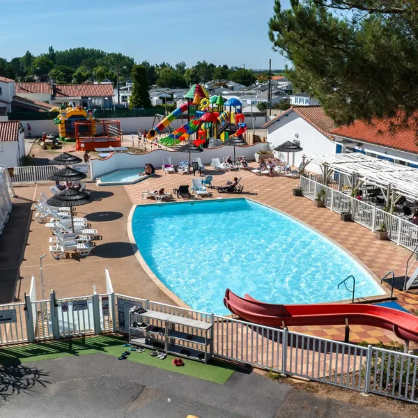 Piscine extérieure chauffée avec toboggan aquatique au Camping les Violettes, à la Faute-sur-Mer, en Vendée, Pays-de-la-Loire
