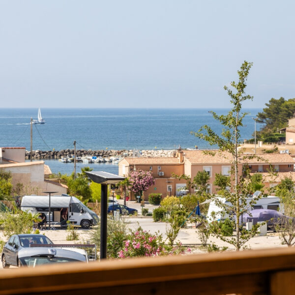Camping avec vue mer dans les Calanques - Camping les Tamaris, à Martigues, dans les Bouches-du-Rhône, près de Marseille