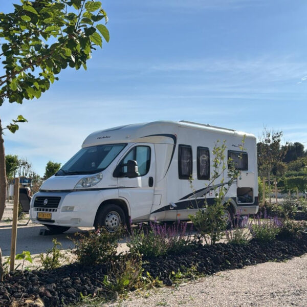 Emplacement pour caravane, tente, camping-car et van au Camping les Tamaris, à Martigues, dans les Bouches-du-Rhône, près de Marseille