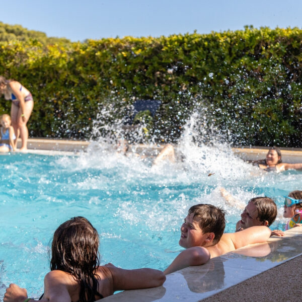 Piscine chauffée du Camping les Tamaris, à Martigues, dans les Bouches-du-Rhône, près de Marseille