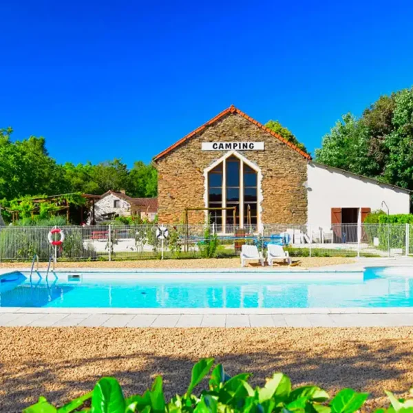 Piscine du Camping Le Lieu à Saint-Jory-de-Chalais en Dordogne