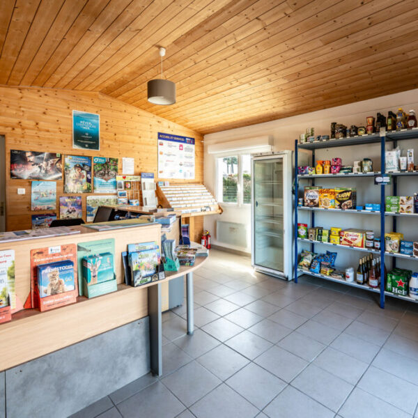 épicerie avec produits pour chien au Camping les Violettes, à la Faute-sur-Mer, en Vendée, Pays-de-la-Loire