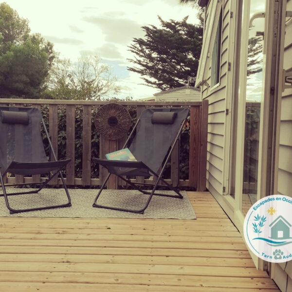 La terrasse close du Mobil-home Entre Mer et Roseaux, hébergement dogfriendly, à Port-la-Nouvelle, dans l'Aude