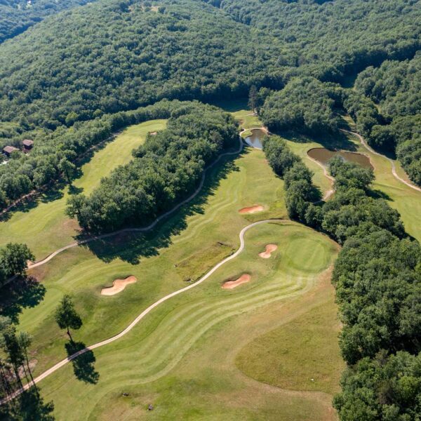 Vue aérienne du golf du Souillac Golf & Country Club à Lachapelle-Auzac dans le Lot