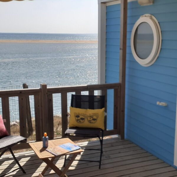 Camping avec vue mer - Terrasse de mobil-home avec vue mer au Camping les Violettes, à la Faute-sur-Mer, en Vendée, Pays-de-la-Loire