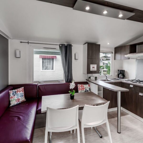 Salon de mobil-home du Camping les Violettes, à la Faute-sur-Mer, en Vendée, Pays-de-la-Loire