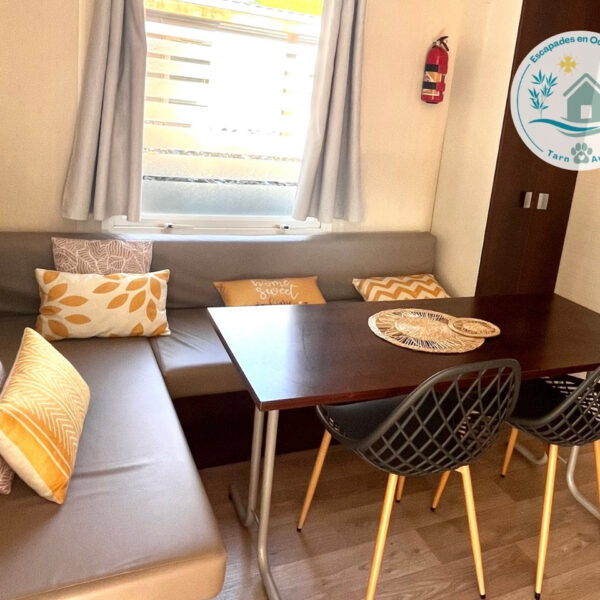 Salon séjour du Mobil-home Entre Mer et Roseaux, hébergement dogfriendly, à Port-la-Nouvelle, dans l'Aude