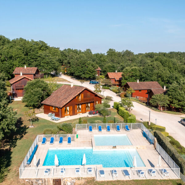 Vue aérienne de la piscine du Souillac Golf & Country Club à Lachapelle-Auzac dans le Lot
