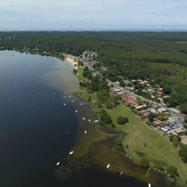 Camping au bord d'un lac en Gironde - camping Lodging Le Lac, à Lacanau, Nouvelle-Aquitaine