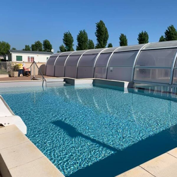 Piscine extérieure chauffée au camping Domaine du Morbihan, à Ambon, dans le Golfe du Morbihan, en Bretagne sud