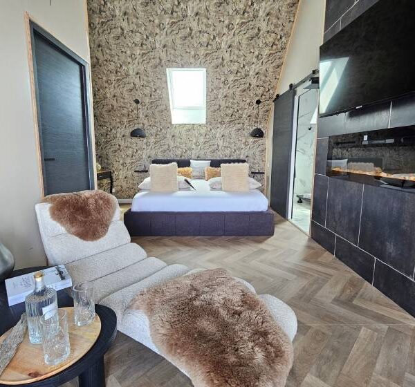 Chambre spacieuse d'une des suites avec jacuzzi et spa de la maison d'hôtes L'Instant à Cayeux (80) dans la Baie de Somme