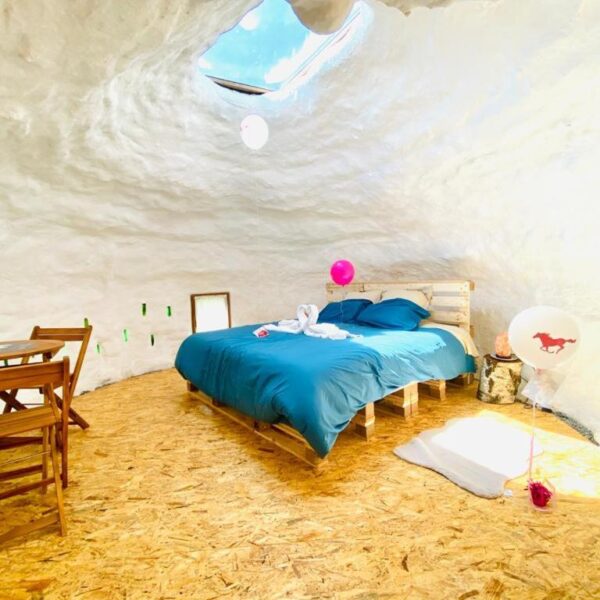 Intérieur de l'igloo du camping éco-ferme Aux Sabots de Vent dans les Ardennes (08)