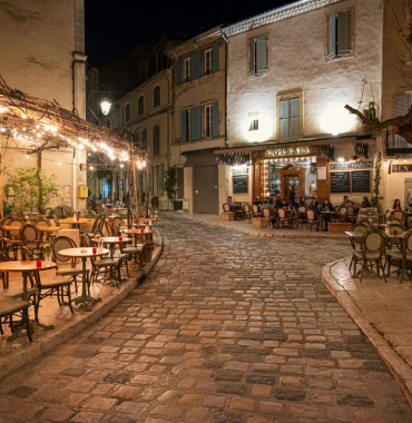 Lourmarin où les chiens sont les bienvenus, dans le Vaucluse, en Provence-Alpes-Côte d'Azur