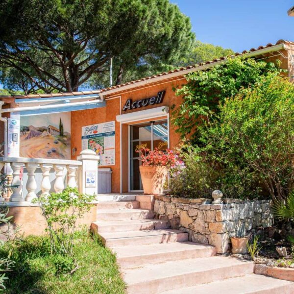 Accueil du Camping La Bastiane à Puget-Sur-Argens dans le Var