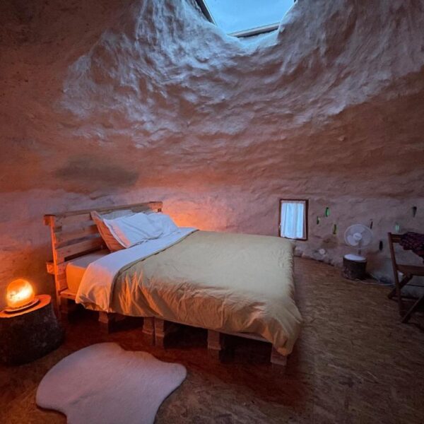 Lit double de l'igloo du camping éco-ferme Aux Sabots de Vent dans les Ardennes (08)