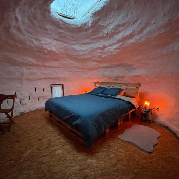 Chambre de l'igloo du camping éco-ferme Aux Sabots de Vent dans les Ardennes (08)
