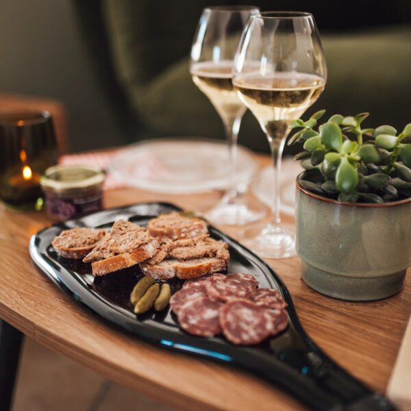 Dégustation au Tasting Bar - bar à champagne dogfriendly à Châtillon-sur-Marne (51) près de Reims