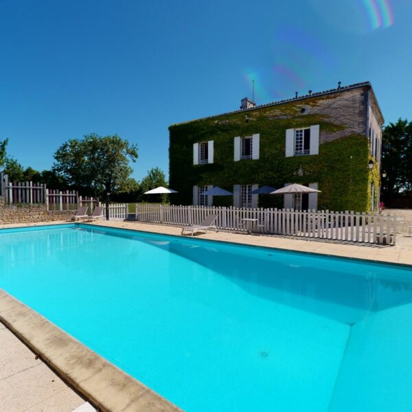 La piscine du Clos Bellevue à Mortagne-sur-Gironde en Charente Maritime