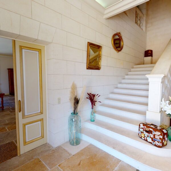 Hall et grand escalier du Clos Bellevue à Mortagne-sur-Gironde en Charente Maritime