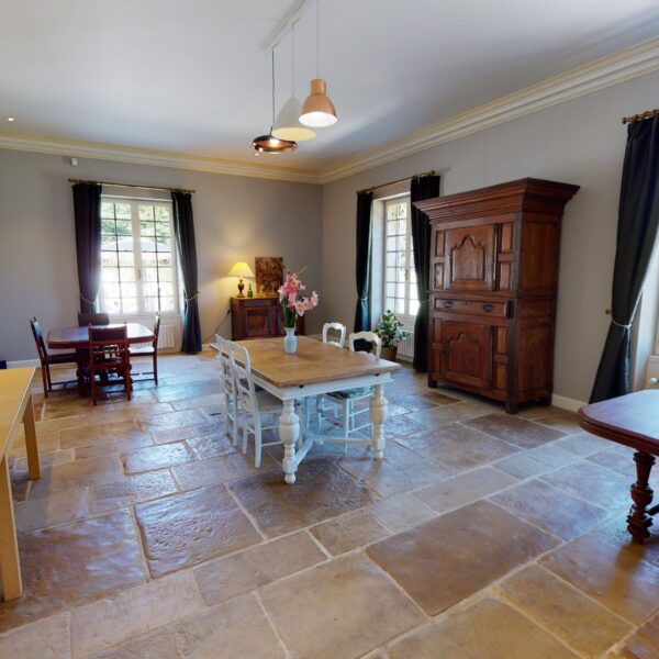 Grande salle à manger élégante au Clos Bellevue à Mortagne-sur-Gironde en Charente Maritime