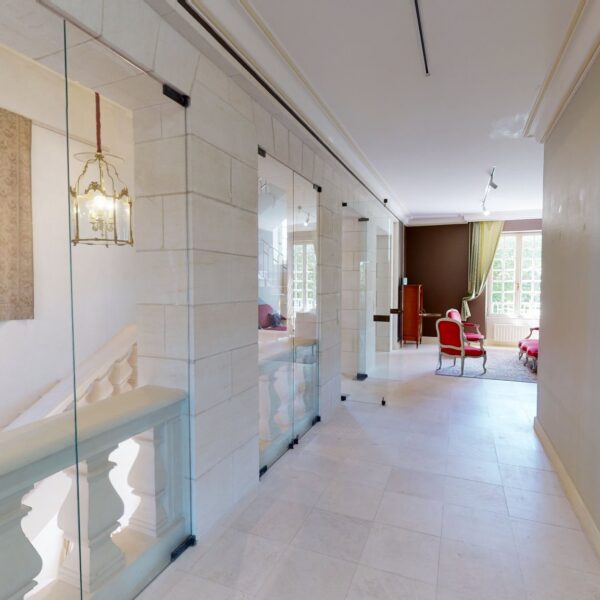 Couloir luxueux du Clos Bellevue à Mortagne-sur-Gironde en Charente Maritime