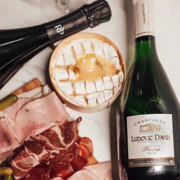 Dégustation au Tasting Bar - bar à champagne dogfriendly à Châtillon-sur-Marne (51) près de Reims