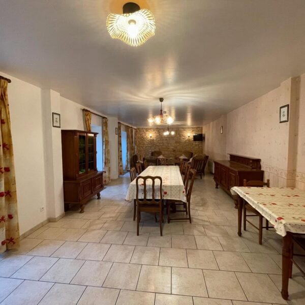 Salle à manger de l'hébergement insolite du camping éco-ferme Aux Sabots de Vent dans les Ardennes (08)