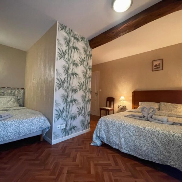 Intérieur de l'hébergement insolite du camping éco-ferme Aux Sabots de Vent dans les Ardennes (08)