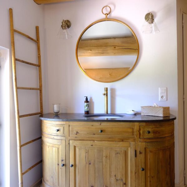 Salle de bains d'une chambre du Domaine Le Bois des Dames en Drôme provençale