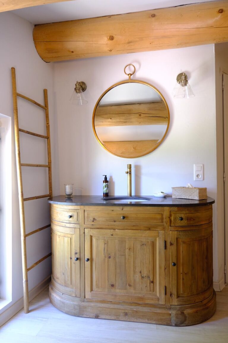 Salle de bains d'une chambre du Domaine Le Bois des Dames en Drôme provençale