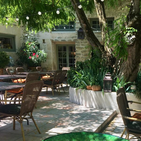 Terrasse ombragée du Domaine Le Bois des Dames en Drôme provençale